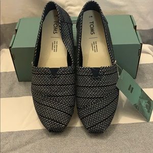 Toms women’s classic flats.